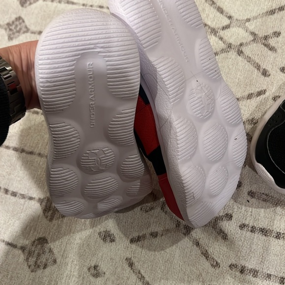 NWOT 2 pairs boys 2.5 under armor no tie sneakers - Picture 5 of 6